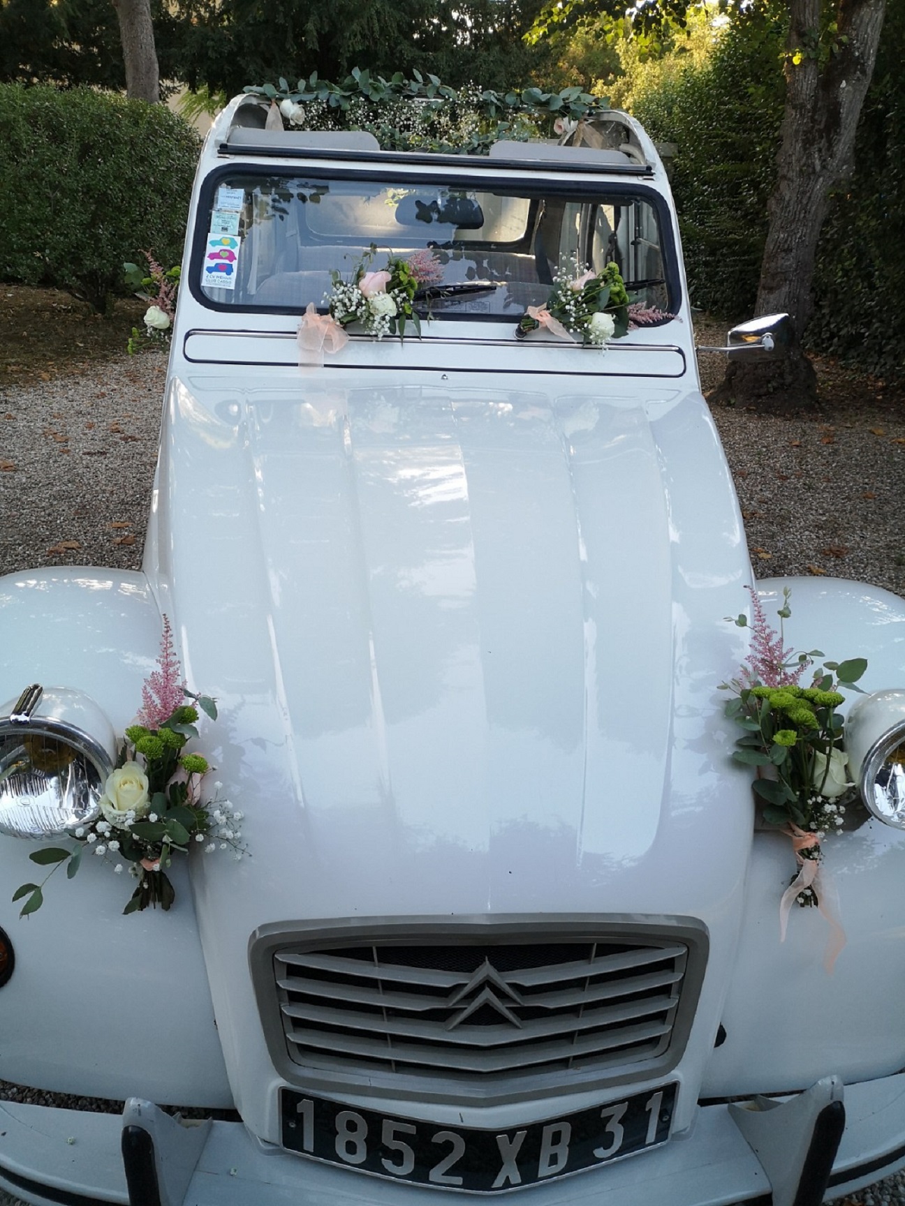 Décoration avec des fleurs sur un capot de voiture pour un mariage à Lyon -  Franck Hernandez