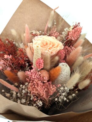 Bouquet de fleurs séchées rose saumon