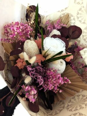 Bouquet de fleurs séchées pourpre