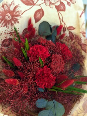 Bouquet rouge de fleurs séchées et éternelles
